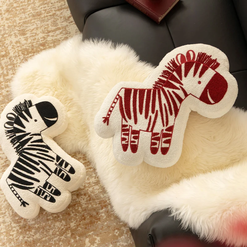 Geformtes Kinderzimmer-Dekokissen aus Teddyfleece mit gesticktem Zebra-Motiv und konturierter Silhouette