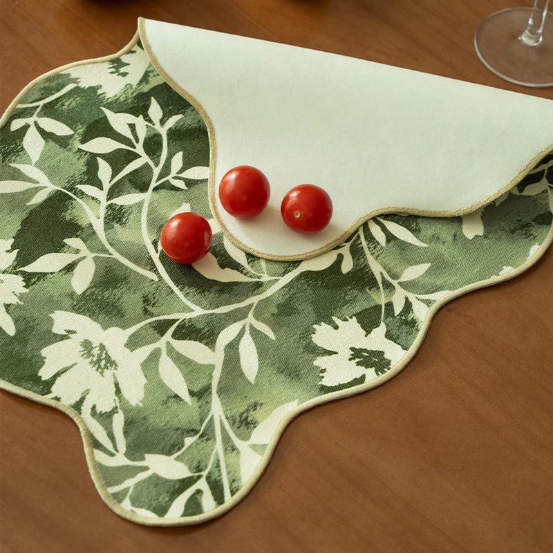 Geformter Dekor-Teppich mit gewellter Kante und floraler Aquarell-Optik