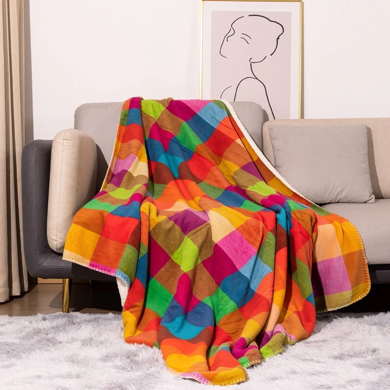 Bunt gemustertes Wurfdecke