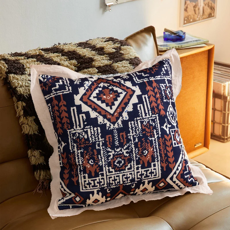 Quadratisches dekoratives Kissen mit mandalaähnlichem Jacquardmotiv und Leinen‑Flange