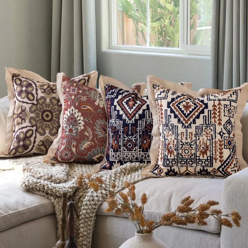 Quadratisches dekoratives Kissen mit mandalaähnlichem Jacquardmotiv und Leinen‑Flange