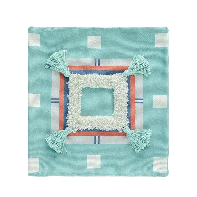 Quadratisches Boho-Dekokissen mit gehäkeltem Bommel und dekorativen Eckquasten