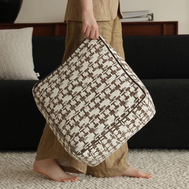 Quadratischer Bodenpouf mit Hahnentritt-Jacquard, Kedernaht und formstabilem Schaumkern