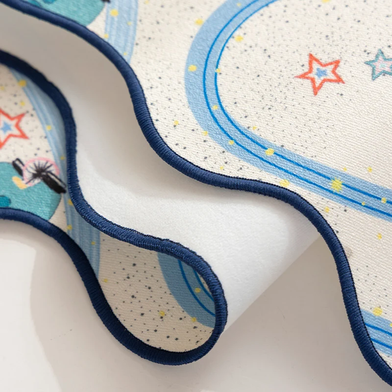 Spielmatte für Babys und Kleinkinder mit wellenförmigem Rand und verspieltem Tierprint