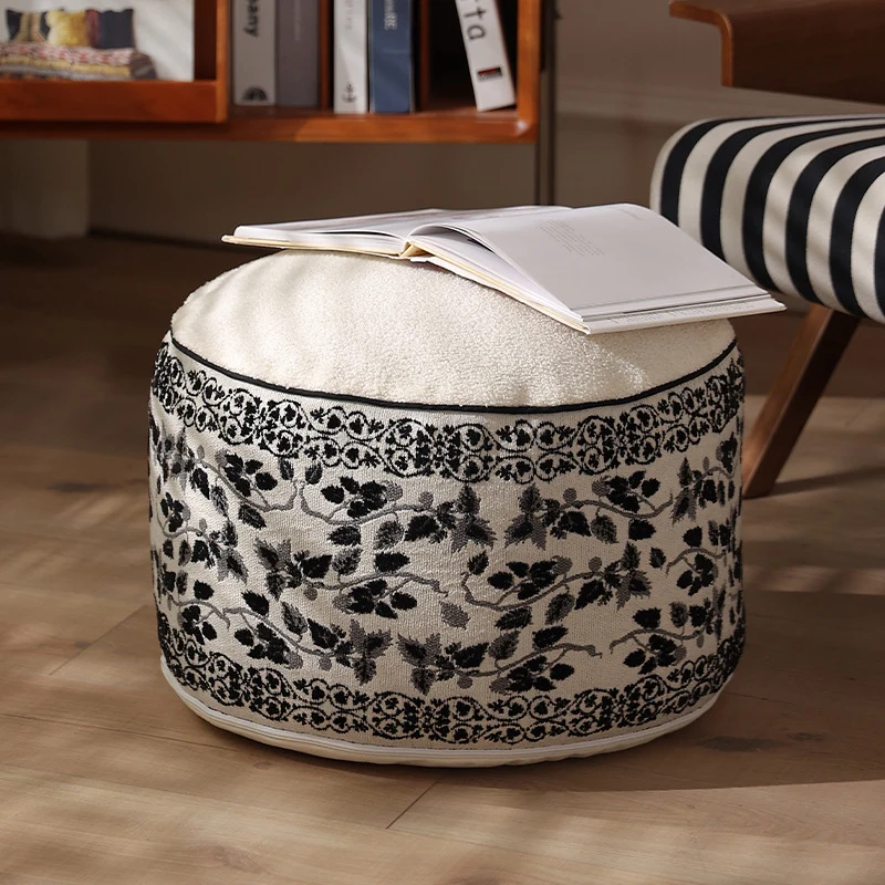 Sitzpouf mit gestepptem Teddy‑Bezug und floraler Jacquard‑Bordüre