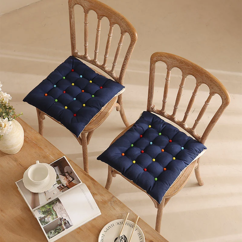 Gefüttertes Stuhlkissen mit gesteppter Tuftung und bunten Zierknöpfen