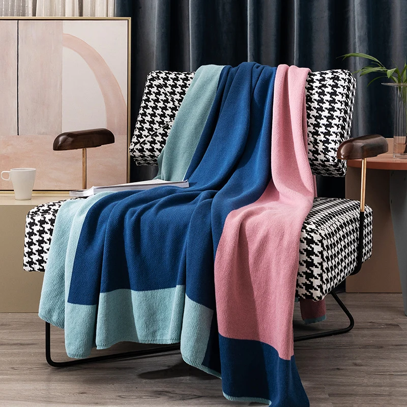 Weiche Strickwurfdecke