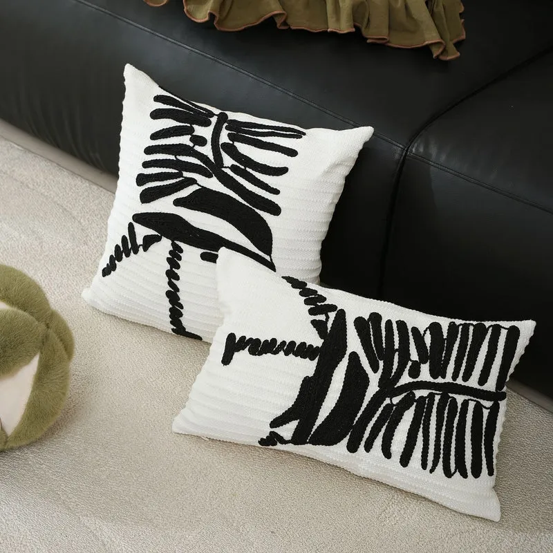 Dekokissenbezug mit strukturierter Stickerei und geometrischem Linienmotiv