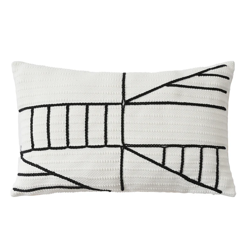 Dekokissenbezug mit strukturierter Stickerei und geometrischem Linienmotiv