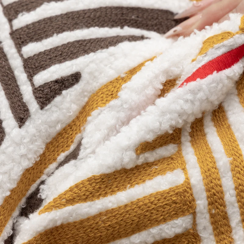 Besticktes Dekokissen im Boho‑Stil mit Bouclé‑Struktur und Füllkissen