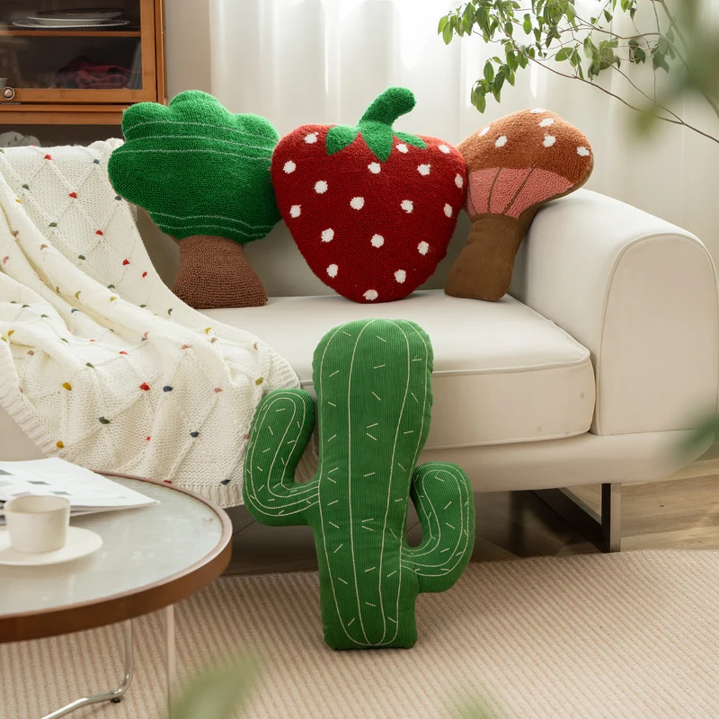 Dekorativer Kaktus-Kuschelkissen aus Cord mit gestickter Struktur