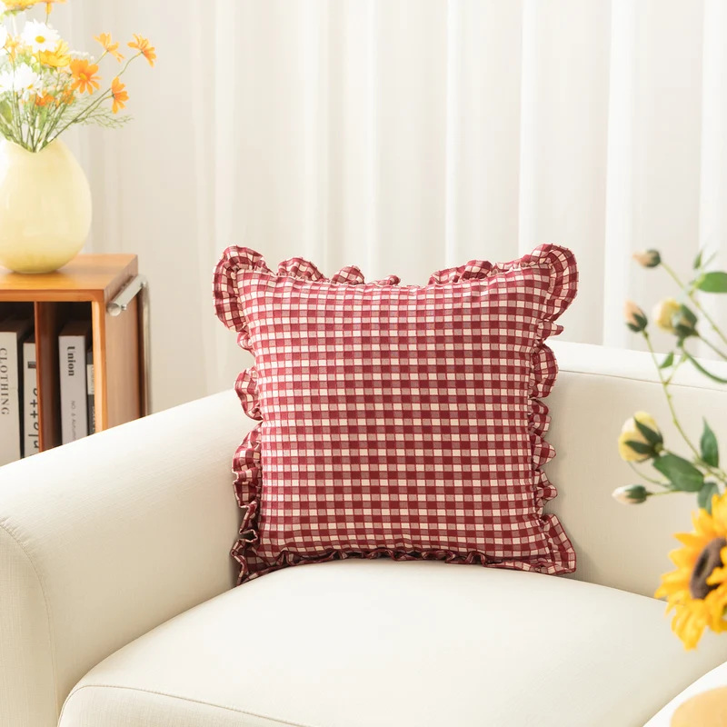 Dekokissen mit Vichy-Karo und verspieltem Rüschensaum