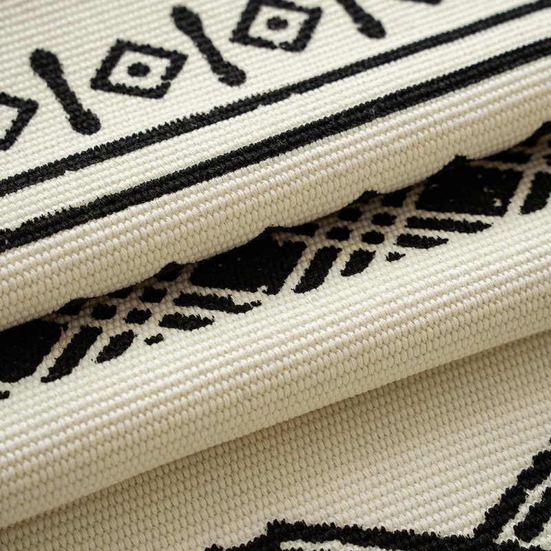 Boho-Tischläufer aus Baumwollmix mit gesticktem Ethno‑Motiv und Fransen