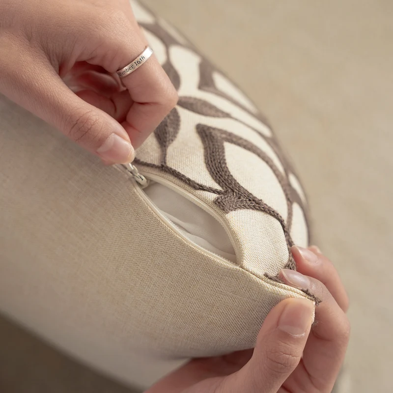 Bestickter Zierkissenbezug mit Paisley-Reliefstruktur