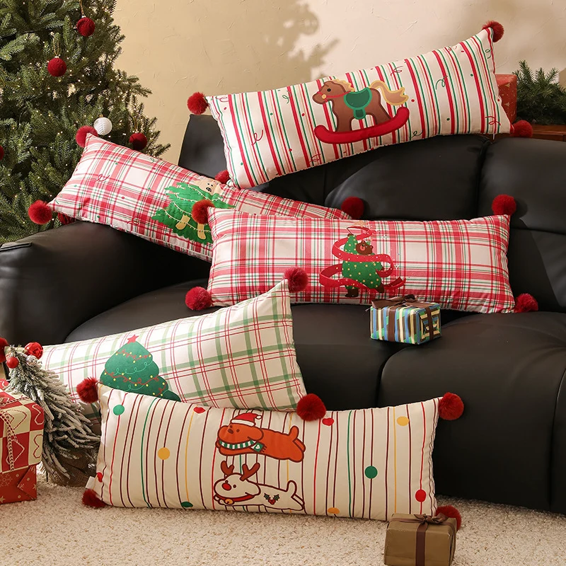 Langes Nacken- und Dekokissen mit Karomuster, Hunde‑Tannenbaum-Applikation und Bommel