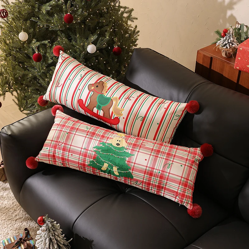 Langes Nacken- und Dekokissen mit Karomuster, Hunde‑Tannenbaum-Applikation und Bommel