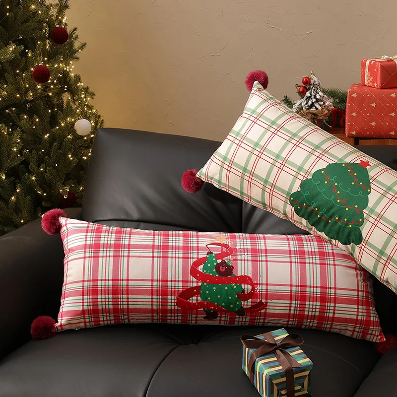 Langes Nacken- und Dekokissen mit Karomuster, Hunde‑Tannenbaum-Applikation und Bommel
