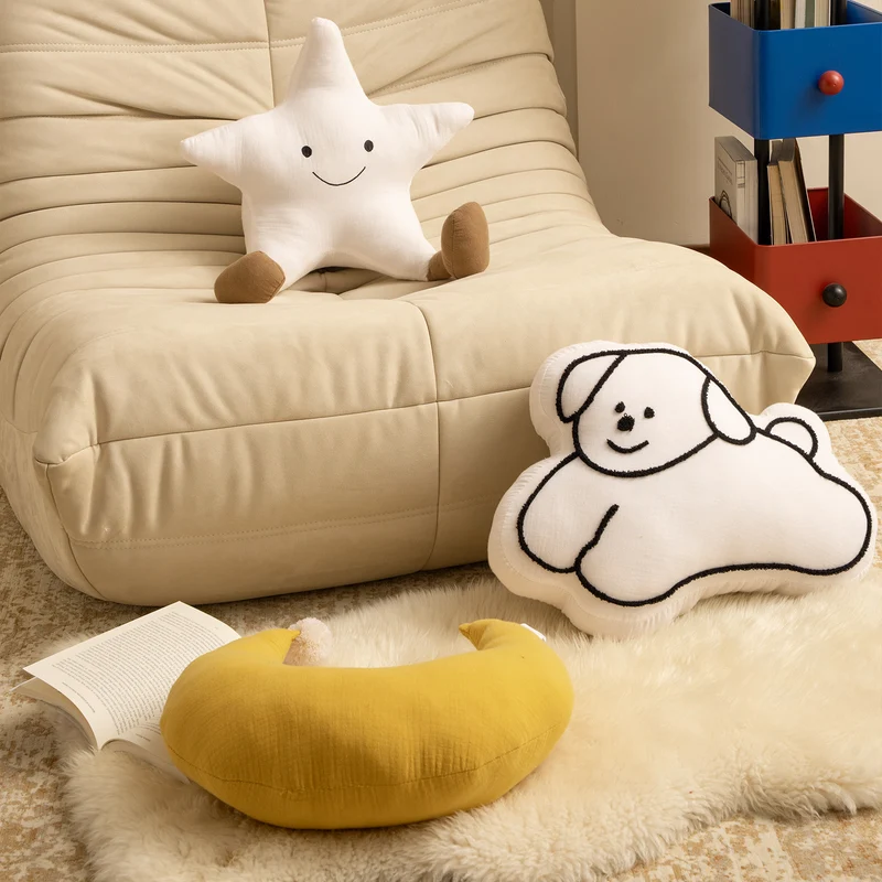 Kuschelstern-Dekokissen für Kinder mit Stickgesicht und Plüschfüßen