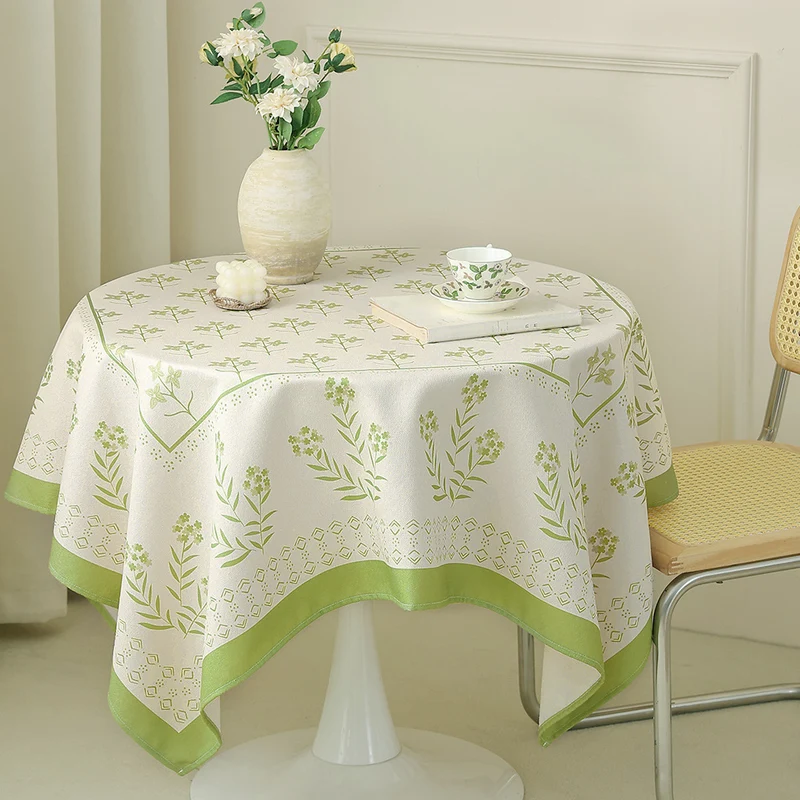 Baumwollmix‑Tischdecke mit eingewebtem Blumenbordüren‑Dekor und grünem Saum