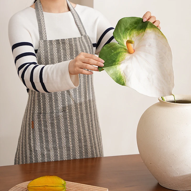 Atelier- und Küchen-Schürze aus Baumwoll‑Leinen mit Taschenpanel und verstellbarem Nackenband