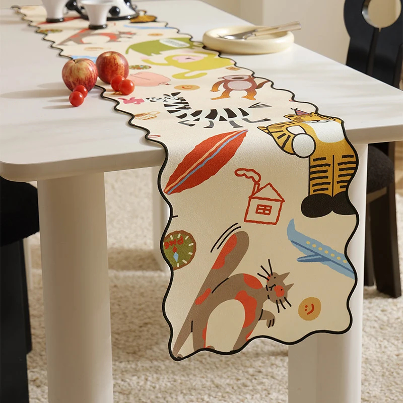 Seidenschal mit wellensaum und verspieltem Tierprint