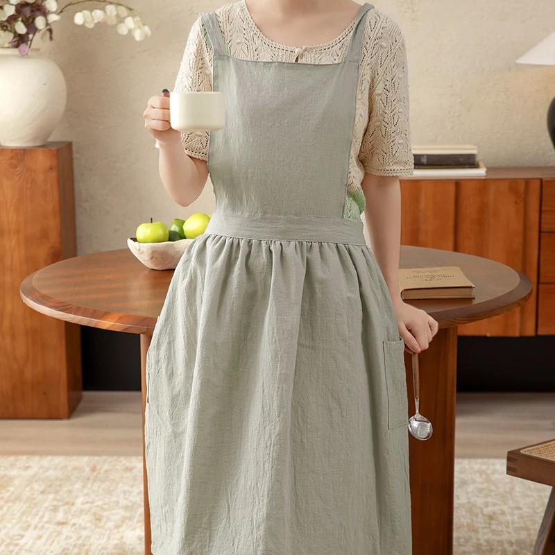 Leichtes Baumwoll-Latzkleid mit verstellbaren Trägern und seitlichen Taschen