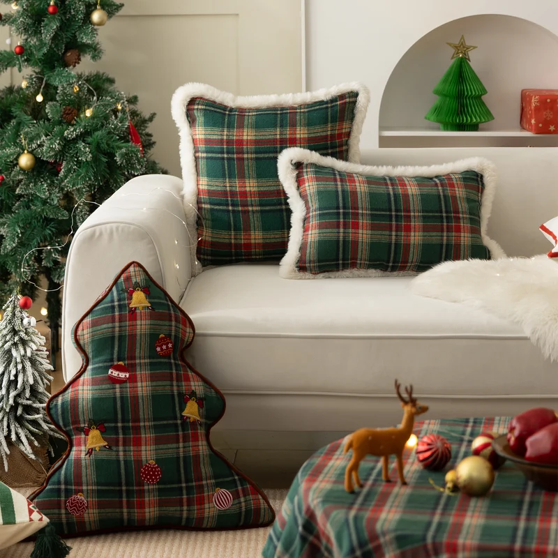 Traditionelles Tartan-Dekokissen mit flauschigem Kunstfellrand