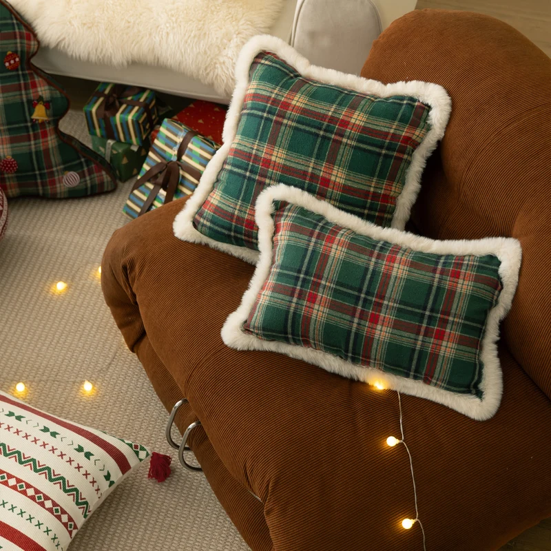 Traditionelles Tartan-Dekokissen mit flauschigem Kunstfellrand