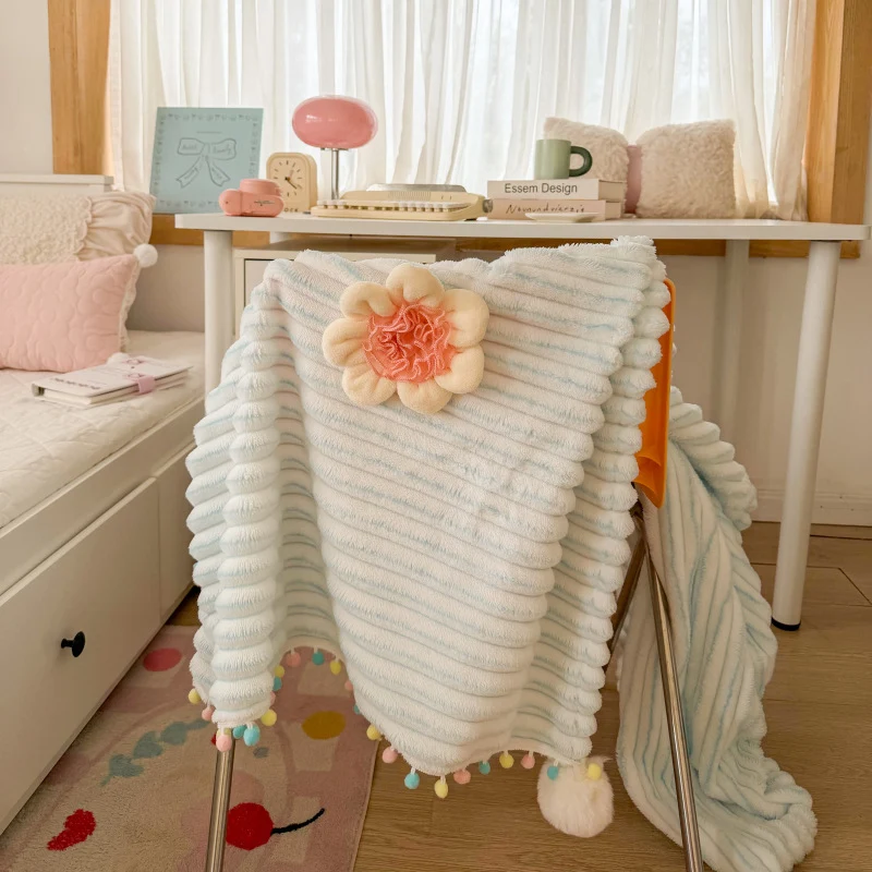 Strukturierte Pom-Pom-Wurfdecke
