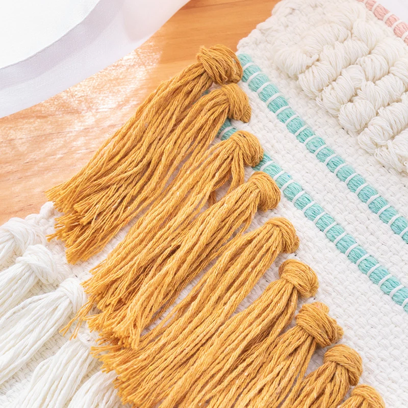 Handgewebter Wandbehang im Boho-Stil mit Quasten und geometrischer Struktur