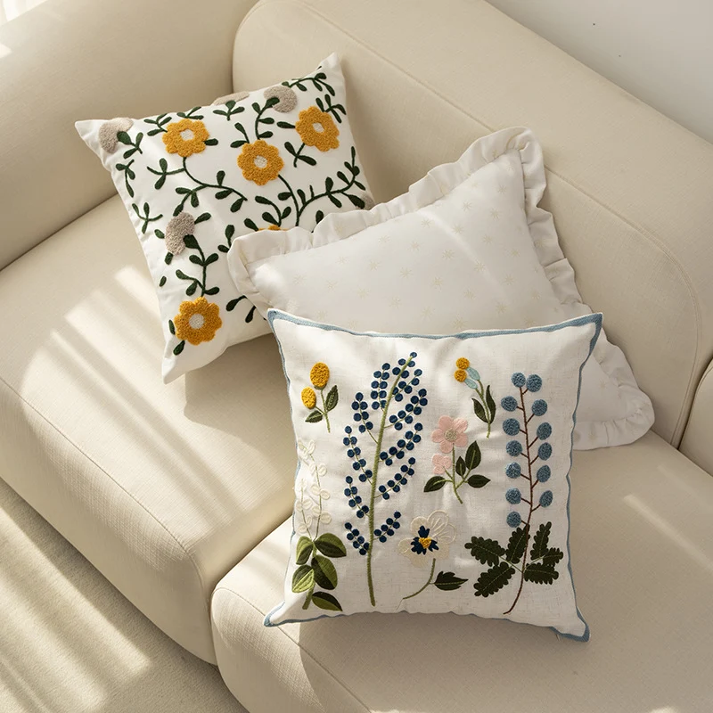 Handgetufteter quadratischer Dekokissenbezug mit floraler Chenille‑Applikation