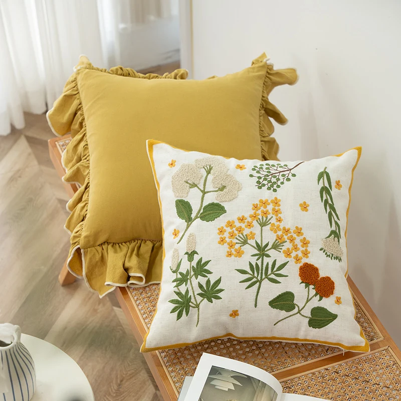 Handgetufteter quadratischer Dekokissenbezug mit floraler Chenille‑Applikation