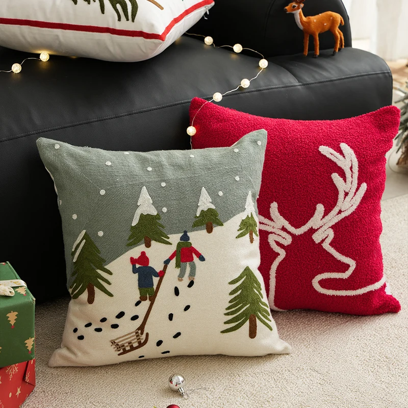 Handgesticktes winterliches Sofa-Zierkissen mit Schlitten- und Tannenmotiv