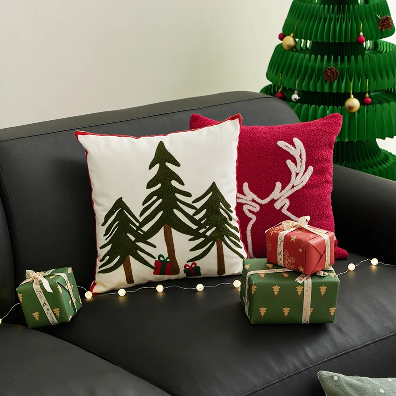 Handgesticktes winterliches Sofa-Zierkissen mit Schlitten- und Tannenmotiv