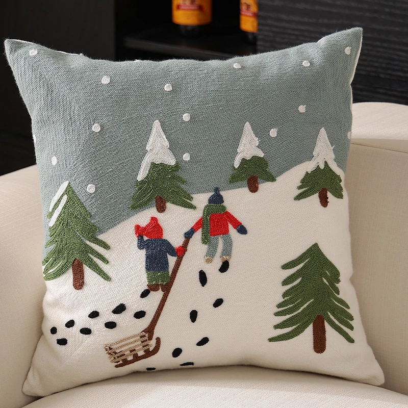 Handgesticktes winterliches Sofa-Zierkissen mit Schlitten- und Tannenmotiv