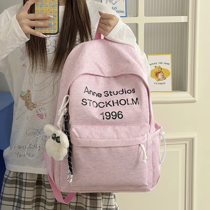 Lässiger leichter Rucksack mit süßem Plüschcharme Karnz