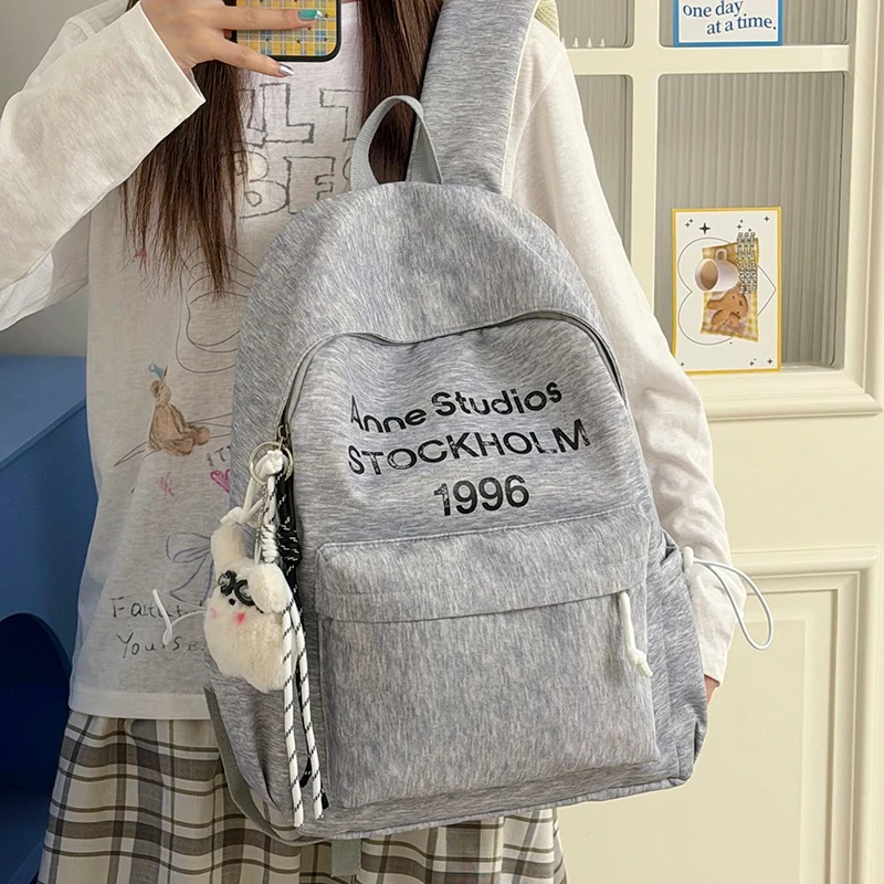 Lässiger leichter Rucksack mit süßem Plüschcharme Karnz