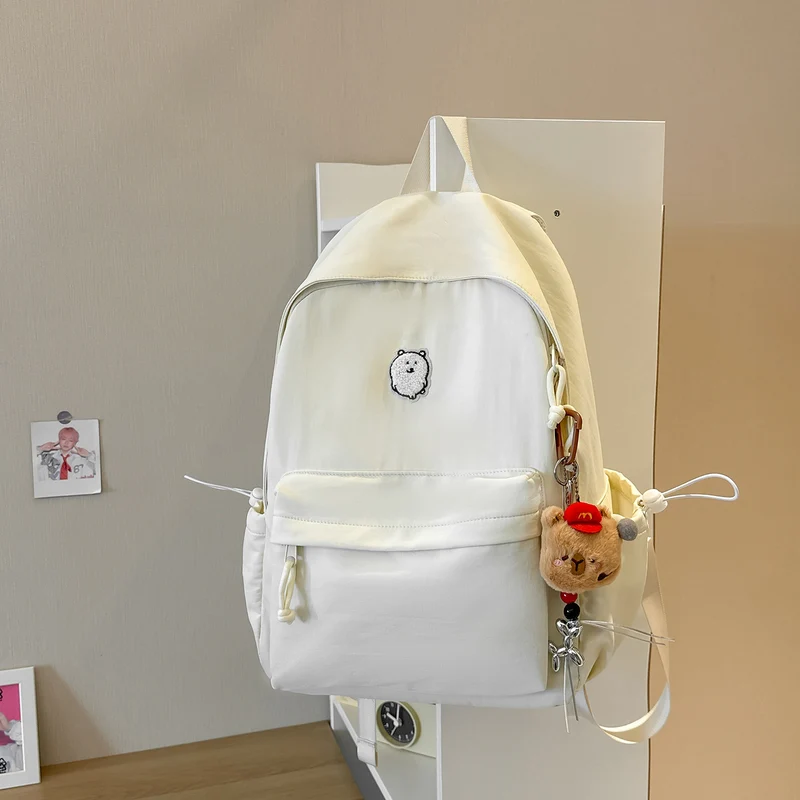 Lässiger leichter Rucksack mit süßem Charakter-Anhänger Karnz