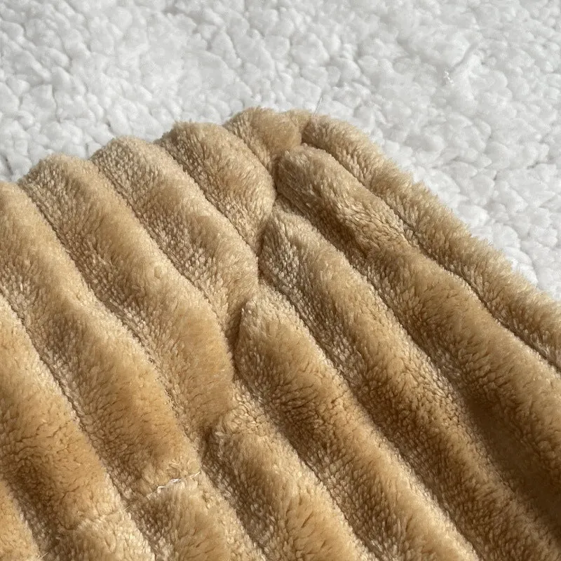 Luxuriöse gerippte Velours-Wurfdecke