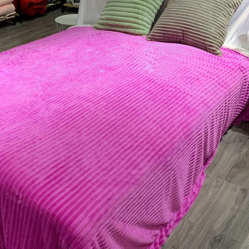 Luxuriöse gerippte Velours-Wurfdecke
