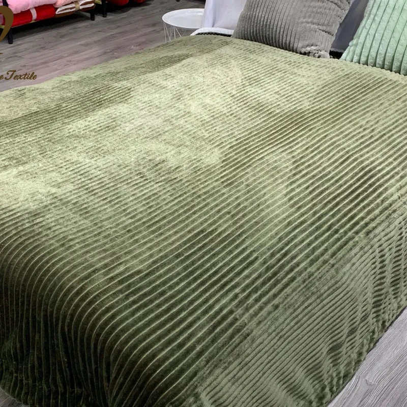 Luxuriöse gerippte Velours-Wurfdecke