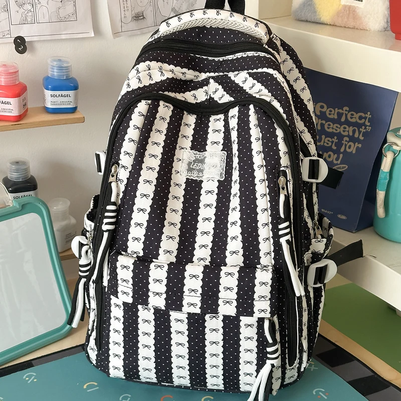 Charmanter dekorativer Rucksack mit Schleifenverzierung Karnz