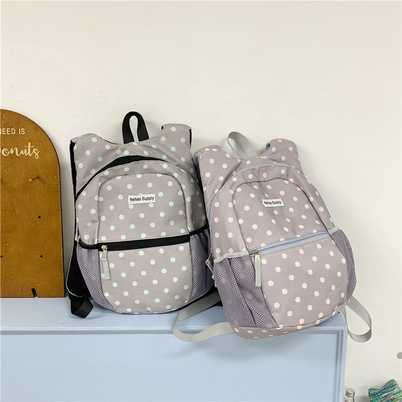 Verspielter gepunkteter Rucksack Karnz
