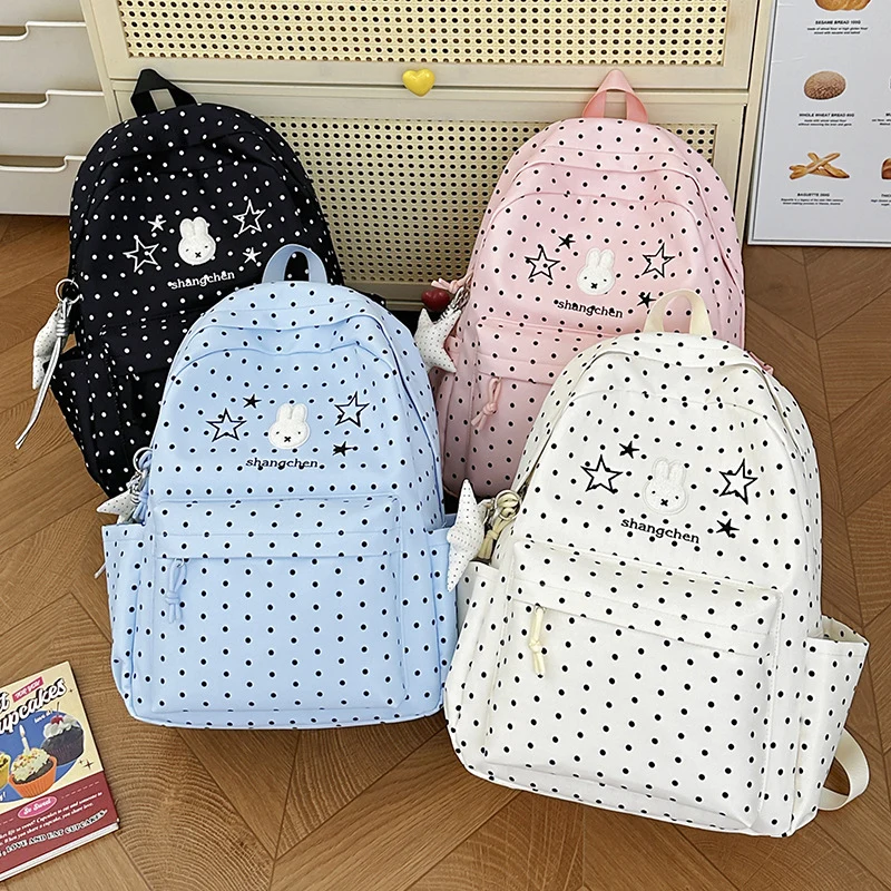Verspielt gepunkteter Rucksack mit Hasenmotiv Karnz
