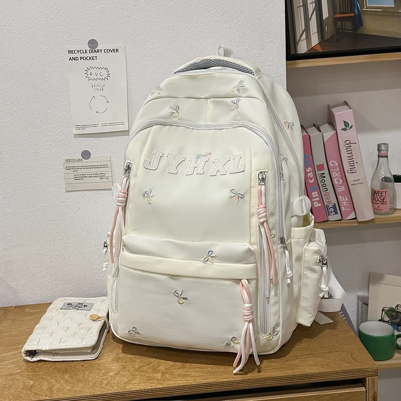 Dekorativer gestickter Rucksack Karnz