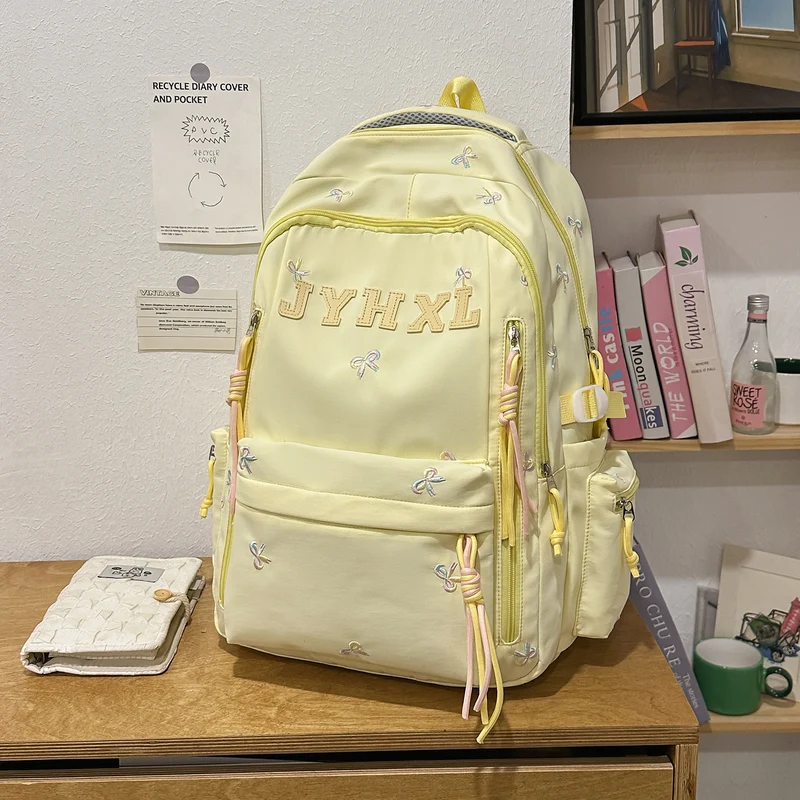 Dekorativer gestickter Rucksack Karnz