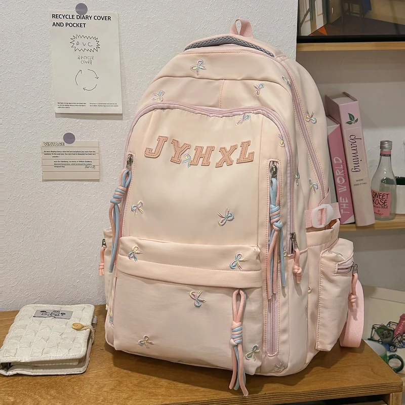Dekorativer gestickter Rucksack Karnz