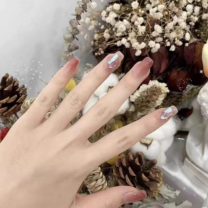 Künstlerisches Druck-Nagelset mit einzigartigen Akzentdesigns