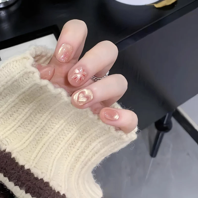 Künstlerisches Press-On-Nagelset mit Herz- und Sternmotiven