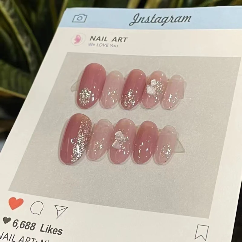 Künstlerisches Press-On Nagelset mit Kristallakzenten